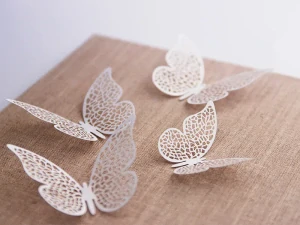 Motýl papírový závěsný 6,5 x 4cm bílá