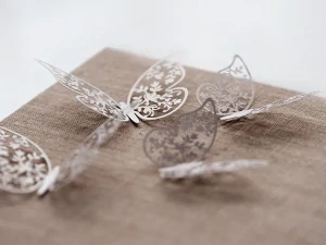 Motýl papírový závěsný 6,5 x 4cm, 10 ks bílá