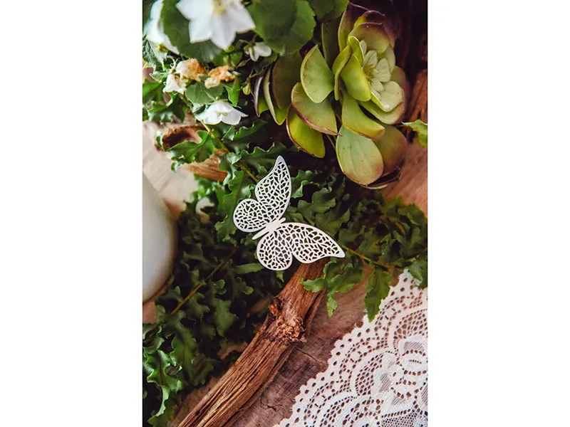 Motýl papírový závěsný 8 x 5 cm bílá